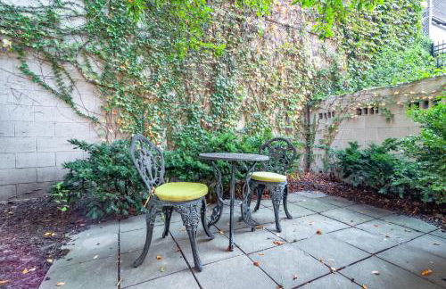 Luxurious Gold Coast 4BR 4-Story Villa with Parking Sleeps 12 Guests - Photo 12