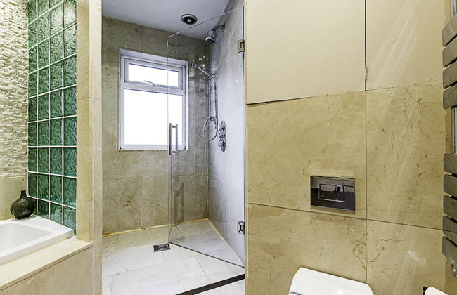 Gorgeous 4-bed Home With a Fireplace and Terrace - Foto 15