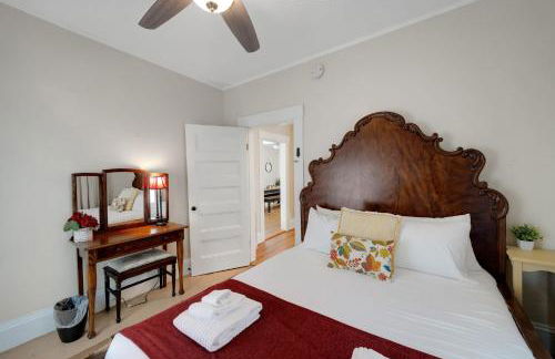 Main House - 3 Story 5 Bed 3 Bath Private Deck Courtyard Pet Friendly fee applies - Photo 22