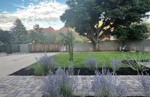 Sedona Uptown Gem!Large yard w grass and shade trees! Views!! NEW! BARREL SAUNA!!! Close to trails, walk to Uptown Sedona, restaurants and shopping - Foto 2