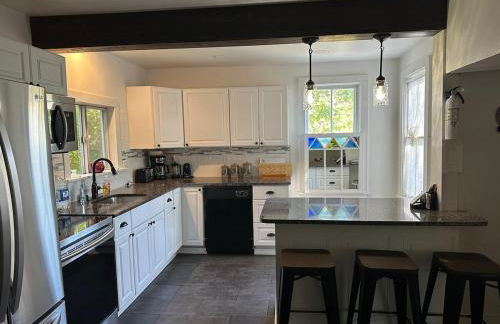 New Leeds listing Near Graces diner and Hudson! - Foto 7