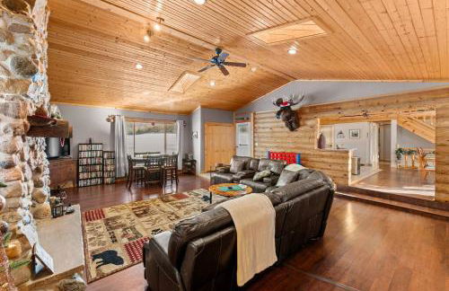 Spacious 4BR Cabin • Sleeps 12 • Games •Near Dells - Foto 8