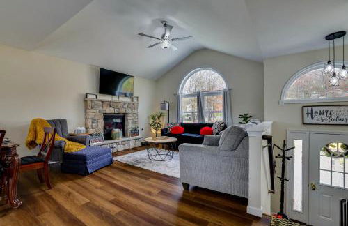 Lakefront Pocono Retreat with Hot Tub and Movie Hub - Foto 8