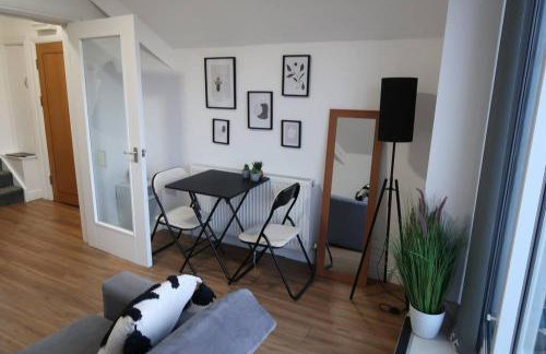 2 Bedroom Scenic Apartment, with Balcony View & Parking - Foto 4