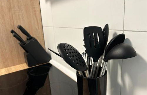 Spacious Apartment with Balcony - nearby Schlosspark - APOLONIAliving - Foto 12