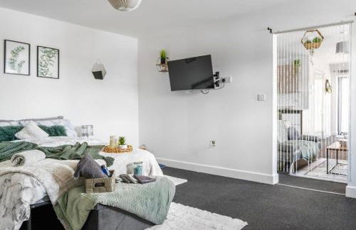 Modern 1-Bed Apartment with Parking near Heathrow - Photo 33