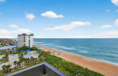Luxury direct oceanfront corner with a large private balcony, heated pool and garage - Photo 6