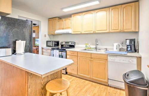 Walkable Sitka Getaway with Community Perks! - Foto 10