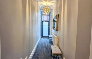 Lux 2 Bed Apartment, 2 Parking spaces, 1 minute to Metrolink - Photo 3