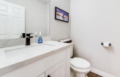 Private Pond and Indoor Pool Grand Arlington Villa! - Foto 17