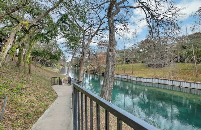 Luxurious Riverfront Condo Just 1 Blk to Schlitterbahn! - Foto 33