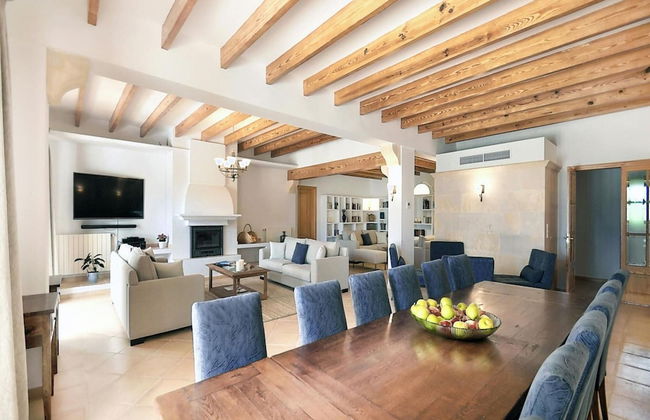 Exquisite Villa With Views - Photo 29