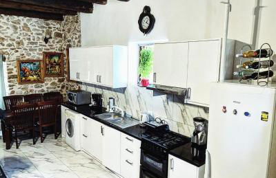 Art House Pagoi Sleeps 6 Parking 5 min to Beach - Photo 1