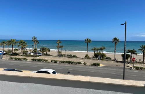 Precioso apartamento frente a la playa con piscina - Foto 46