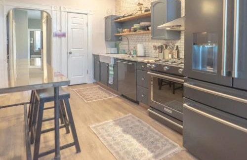 2BR with Workspaces & Deck ABODEbucks - Foto 26