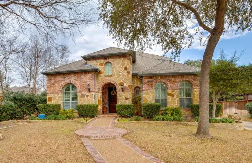 Great for Gatherings! Stylish Allen Home with Patio - Foto 39