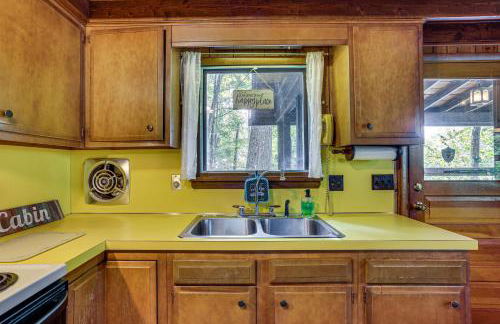 Less Than 1 Mi to Lake Cabin with Hot Tub in Greentown! - Foto 7