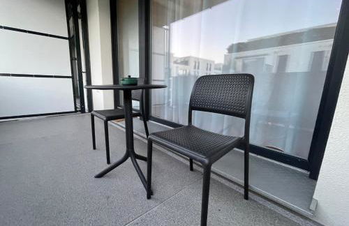 Studio Stevie Nicks I Workplace I 24in Screen I Kitchen I PS4 - Foto 2