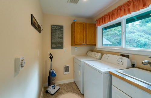 Herron Island Cabin with Deck Walk to Beach! - Foto 20