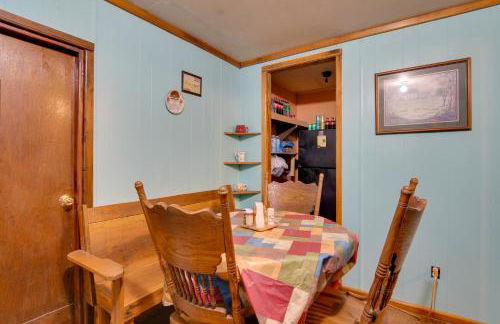 Serene Green Forest Hideaway with Spacious Yard - Foto 9