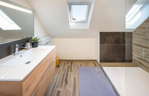 NOUVEAUTE!!! Villa en bord de mer avec piscine intérieure! - Foto 40