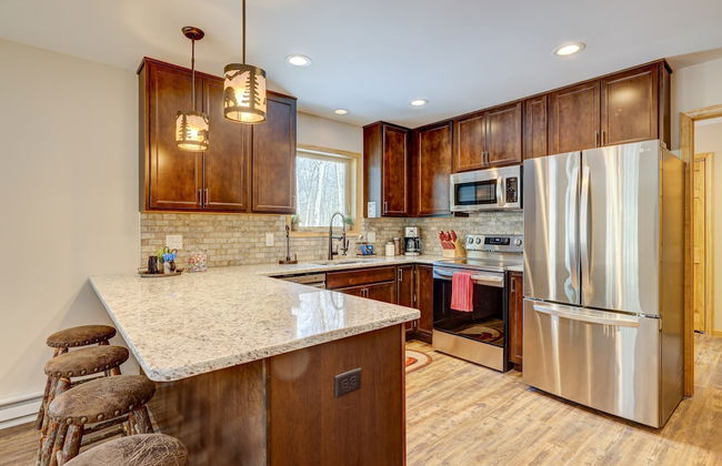 Over the Top Lodge by Avantstay Hot Tub, Shared Pool, Beach/lake Access - Foto 13