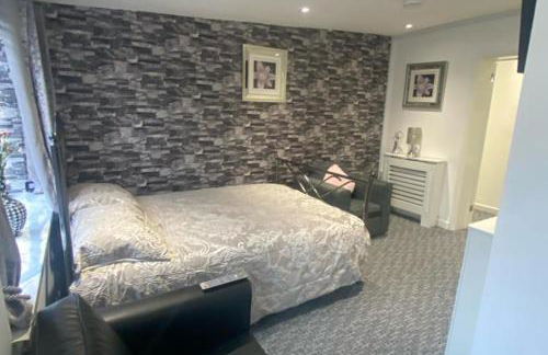 3 Bed Apartment - Sleeps 6 - Free Parking Wifi - Photo 2