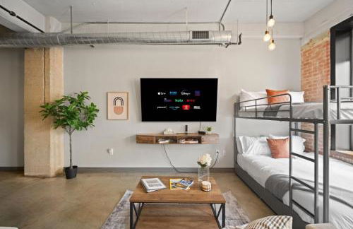 Beautiful Downtown Apartment with Pool, Laundry, Parking - Foto 16