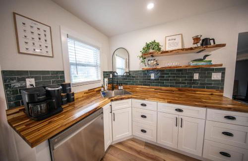 Centrally Located Cozy Modern Home in Bethel - Foto 57