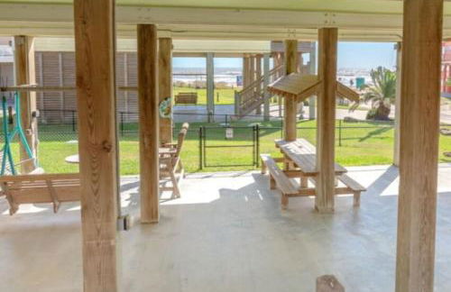 Steps to Shore! Just Beachy Home with Deck and Views - Foto 30