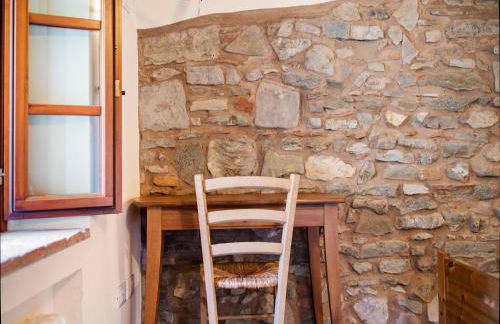 Tranquil Village Stay with Fireplace - Photo 15