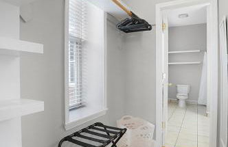 Spacious 3-Bedroom with King Bed & Prime Location - Foto 6