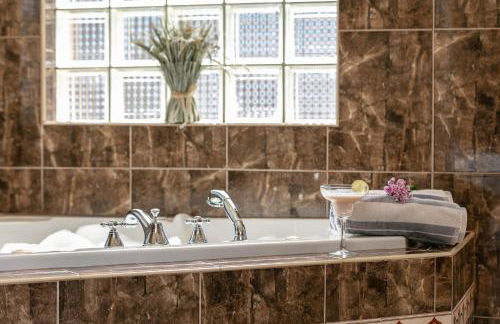 South Florida Spacious Oasis 4BR Retreat with 2 King Beds, Amazing Pool, near Beaches - Photo 63