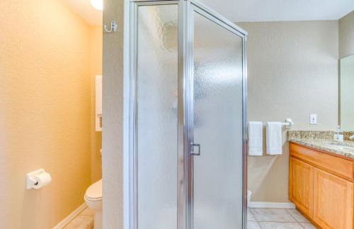 Relax Poolside Spring Hill Family Home with Yard! - Foto 20