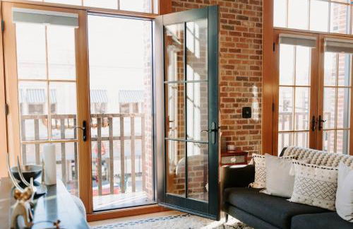 Stylish Main St Loft with Balconies and Garage - Foto 6