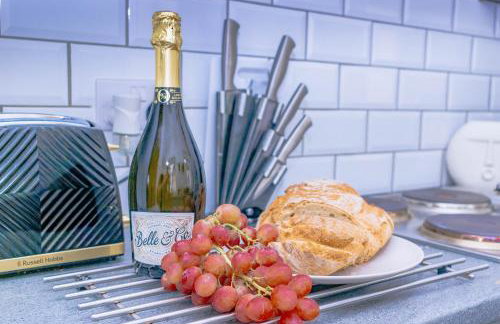 Templar House - Sleeps 6, Special Weekly Monthly Stay Rates, Central Location with FREE Parking, FREE WiFi, Perfect for ALTON TOWERS & M6 - Foto 9