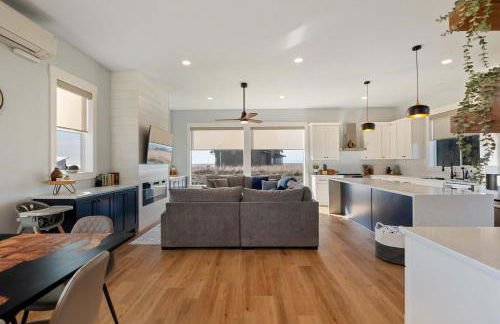 Brand-New Beach Retreat Hot Tub Sleeps 13 - Foto 10