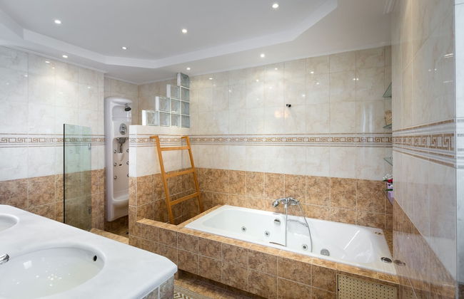 290m² Villa with Pool close to the Airport - Foto 24