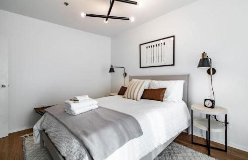 Riverfront Retreat - 2 Units - 3BR - Free Parking - Foto 13