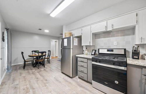 Entire 3 bedroom 1 and half bath home in Deer Park high speed wifi - Foto 9