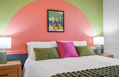 NEW! Stylish Home Arcade & Fireplace Sleeps 10 - Foto 15