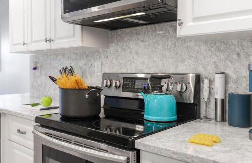 Walkout condo with beach access, pool and pickleball - Foto 12