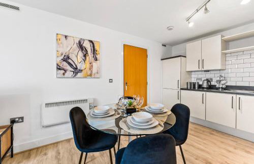 30 percent off! Stylish 2 Bed 2 Bath Abode with Parking - Foto 7