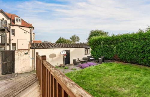 Perfect Booking 4 Bed Home in Cheltenham - Photo 18