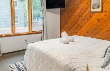 Italy Inspired Lakeview Chalet with Hot Tub - Foto 24