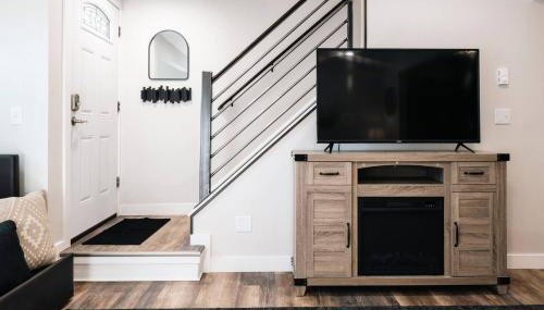 Quiet Creekside Walk to Downtown - Foto 5