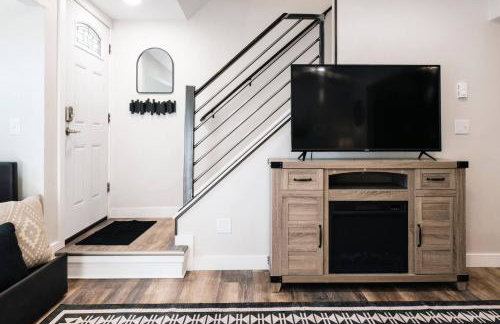 Quiet Creekside Walk to Downtown - Foto 5