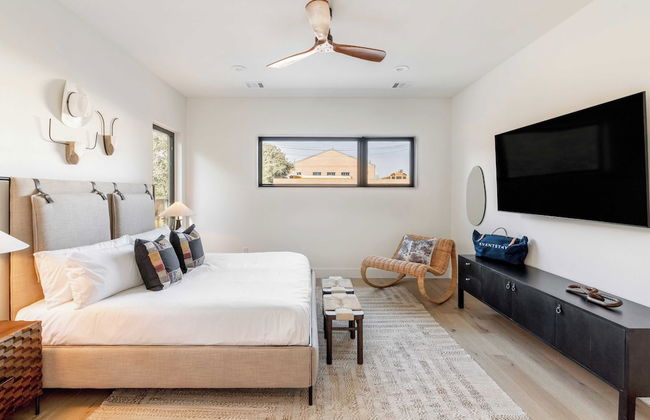 Modern Retreat w/ Pool, Guest House & Deck Lounge Henley by Avantstay - Foto 6