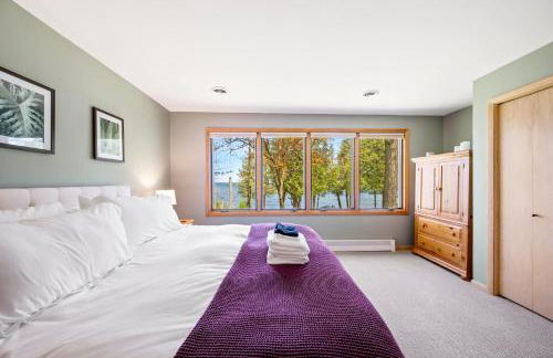 Yorita Manor - Lake Front Getaway! Dogs, Fire Pit & Deck - Photo 18