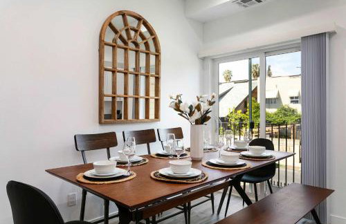 Upscale 4BR Townhouse Sleeps 8 with Fast WiFi - Foto 2